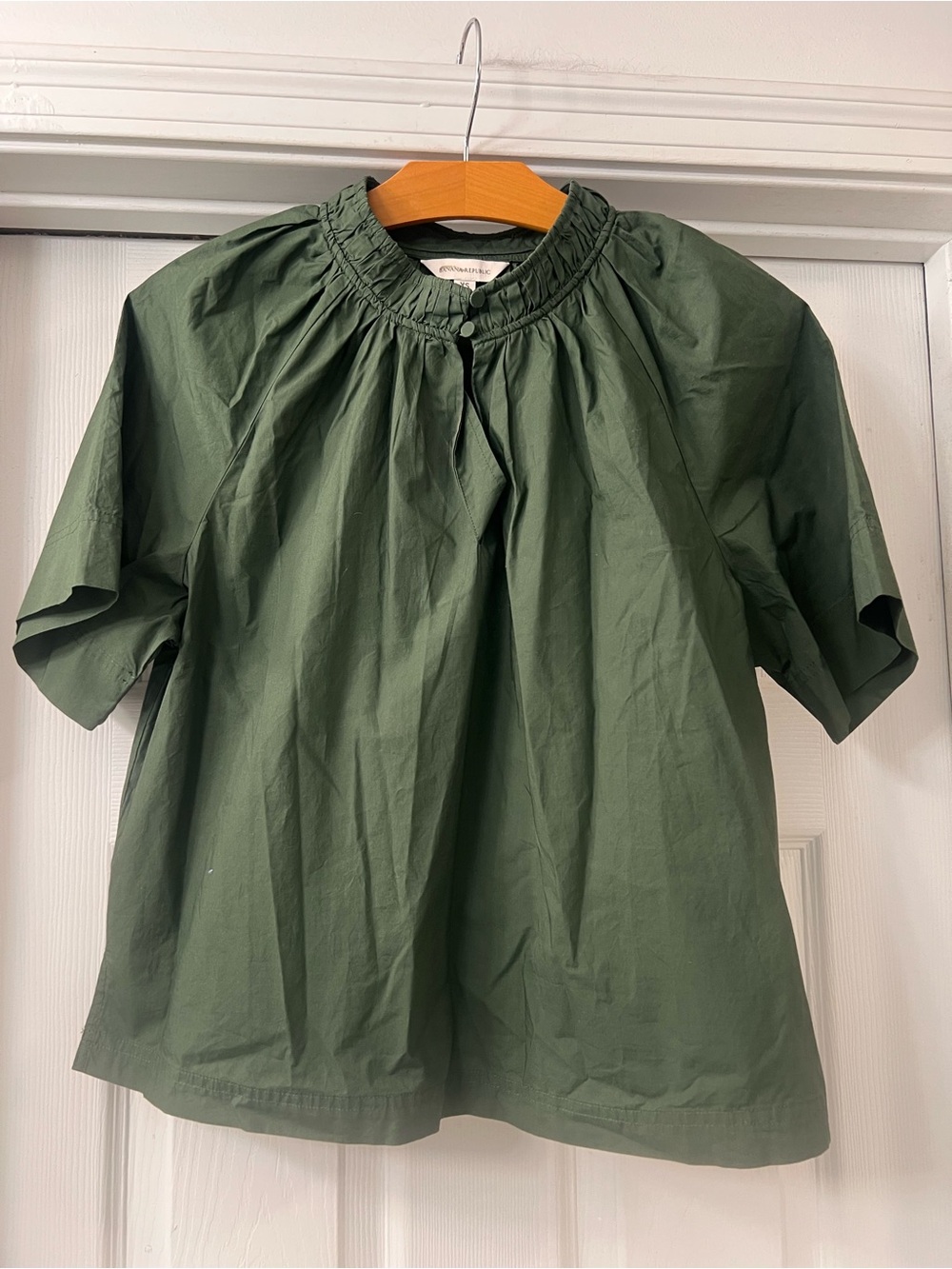 Banana Republic Olive Green Short Sleeve Blouse Sz XS 
Casual/ workday